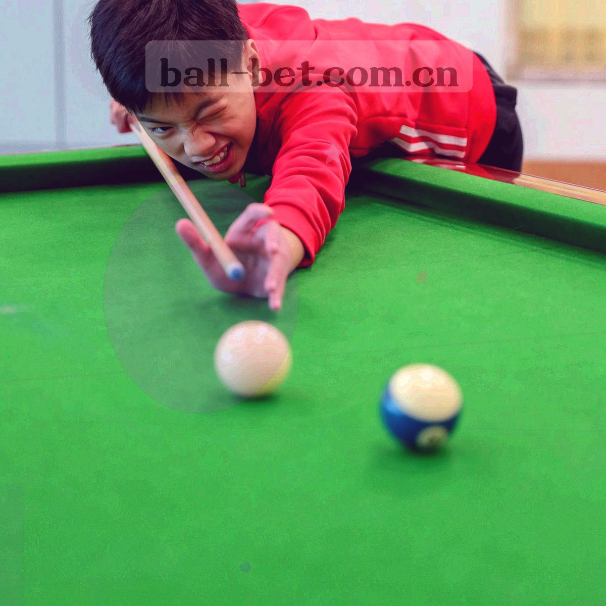 深蓝背景中的手机屏幕展示BALLBET主界面